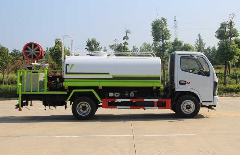 �|�LС������5����ˮ܇�����ױP���ã�  ���Ö|�LD6ϵ���¿��{��ң�3308mm�S�࣬���d����ȫ��115�R�����Ͱl�әC�򳯲�130�R�����Ͱl�әC���f��P5�n׃������3.5T�����7.00R16䓽z̥��ABS������늄Ӵ����п��i���b��耳������g��܇�����Ԅ����i������x��˲�r�ͺģ��Ƽ���ʮ�㣬�{�˸����m��GB7258��Ҏ��  �|�LС������������ˮ܇��  ����4mm���|̼䓰����ރ������p���˸��壬���Þ�ˮ܇����ˮ�ã��܌��F���M�ó����ܣ������bǰ�_�������ȇ�����ˮ܇ƽ�_����ˮ���ڣ����{��ֱ�������ꡢС����ëë�����F��Ч���������ɸ���ˮ��������������ȼ������ӿڡ���ˮ܇��ֱ����7������ˮ���ȴ���20������̴���28�ס���ˮ܇�ɼ��bǰ�_�󞢚���y�{��ҿ������ɼ��b�F�ڙC�M�l늙C�M���F���m�b����